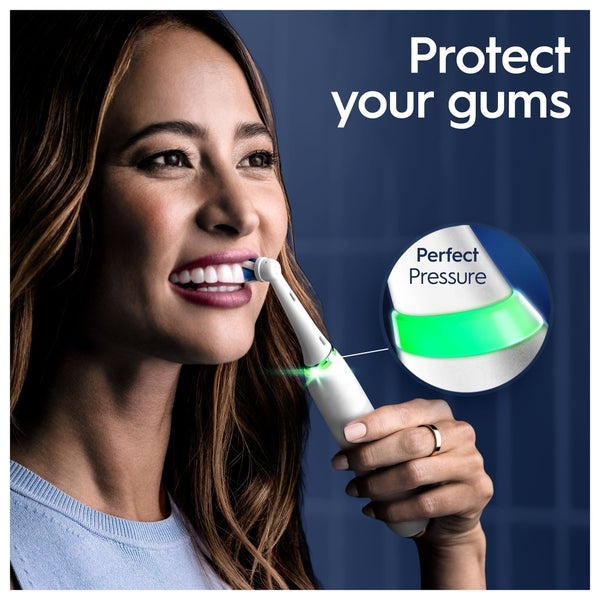 Oral B Oral B iO9 White Alabaster Electric Toothbrush with Charging Travel Case Offerte