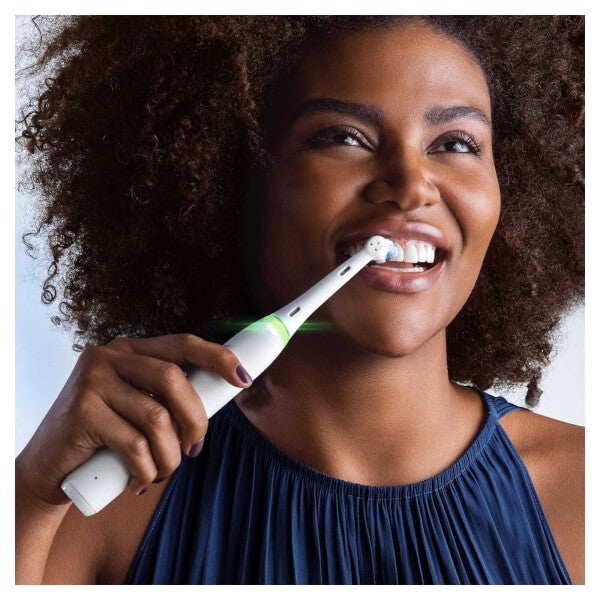 Oral B Oral-B iO4 White Electric Toothbrush with Travel Case Vendita Calda